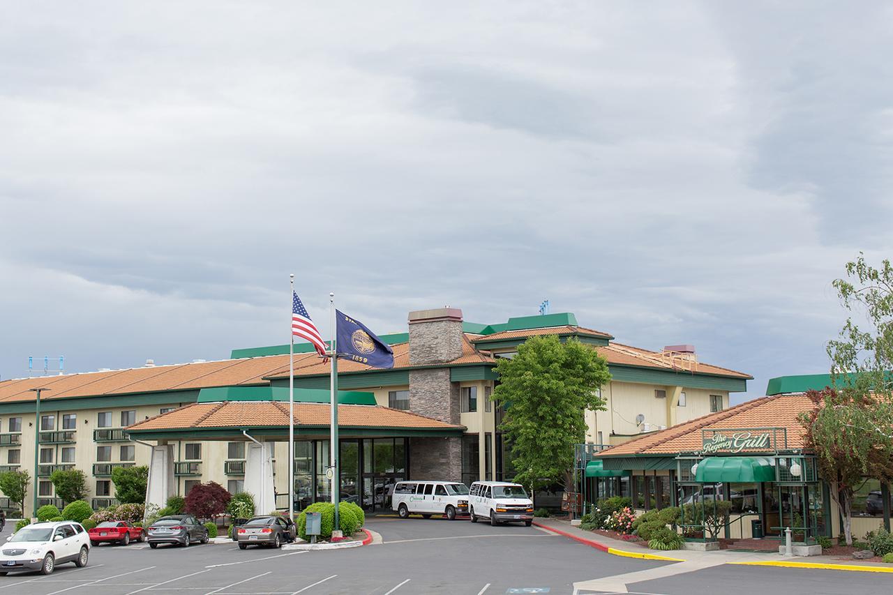 Rogue Regency Inn & Suites Medford Exteriér fotografie