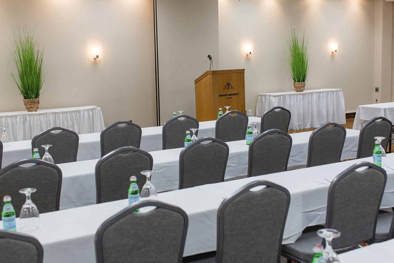 Rogue Regency Inn & Suites Medford Exteriér fotografie