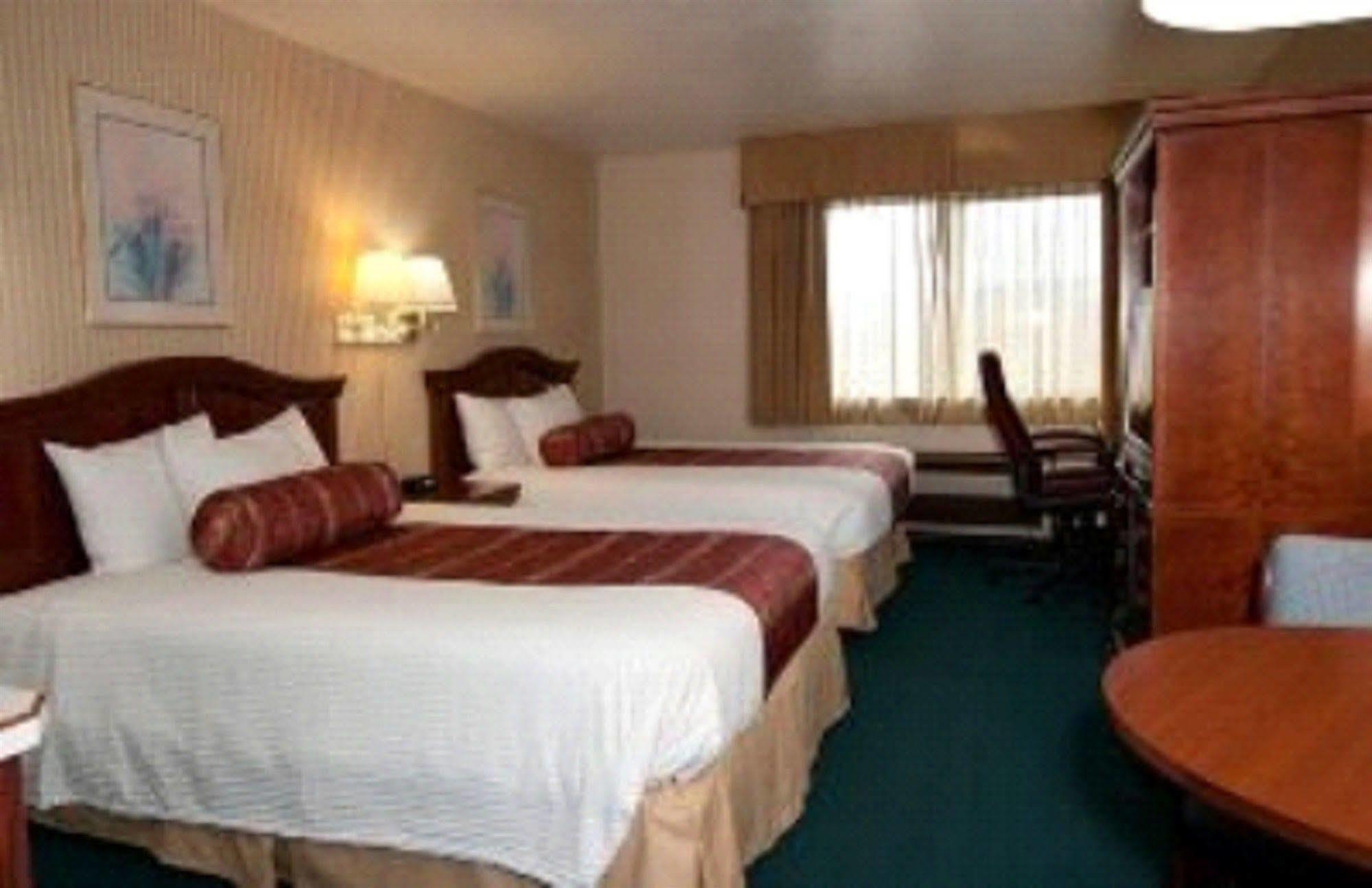 Rogue Regency Inn & Suites Medford Exteriér fotografie